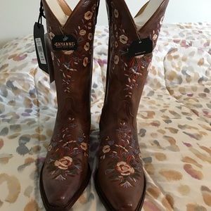 Womens cowboy boots brand new, never worn